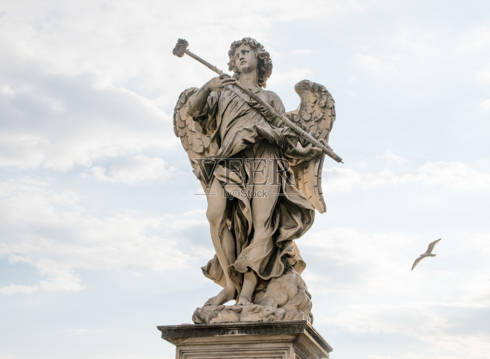意大利罗马圣安杰洛桥上贝尔尼尼的大理石天使雕像照片摄影图片