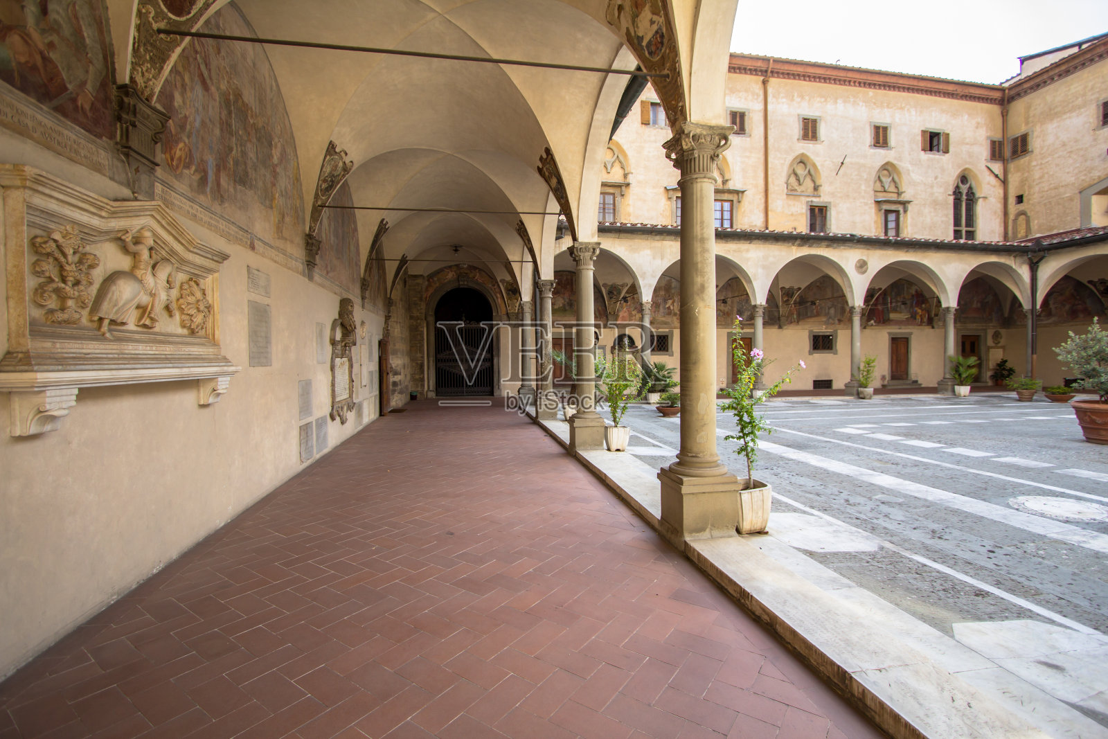 意大利佛罗伦萨桑蒂西马·阿农齐亚塔大教堂的外景(庭院)照片摄影图片