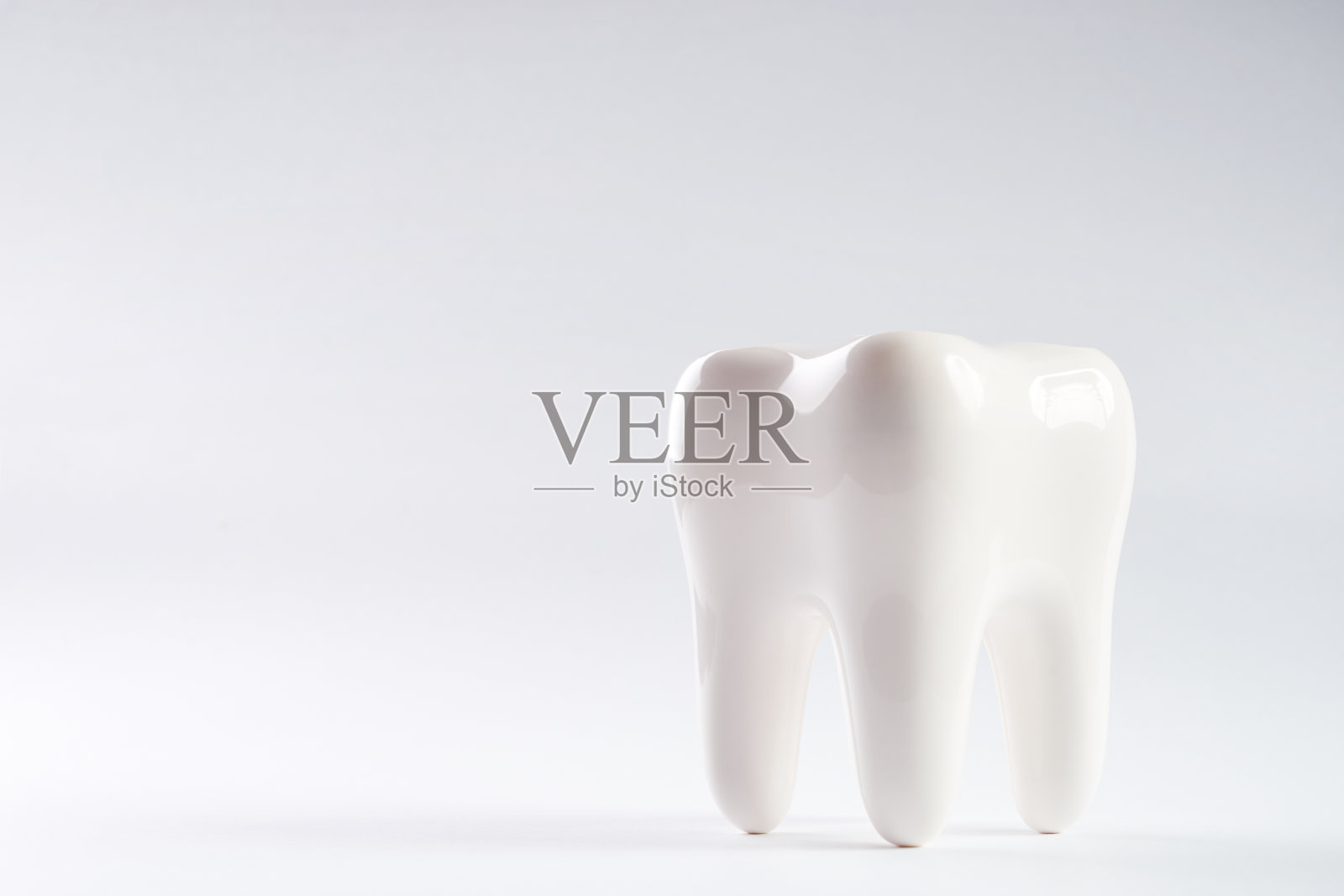 白色健康牙齿孤立在白色背景和复制空间。口腔牙齿卫生。照片摄影图片
