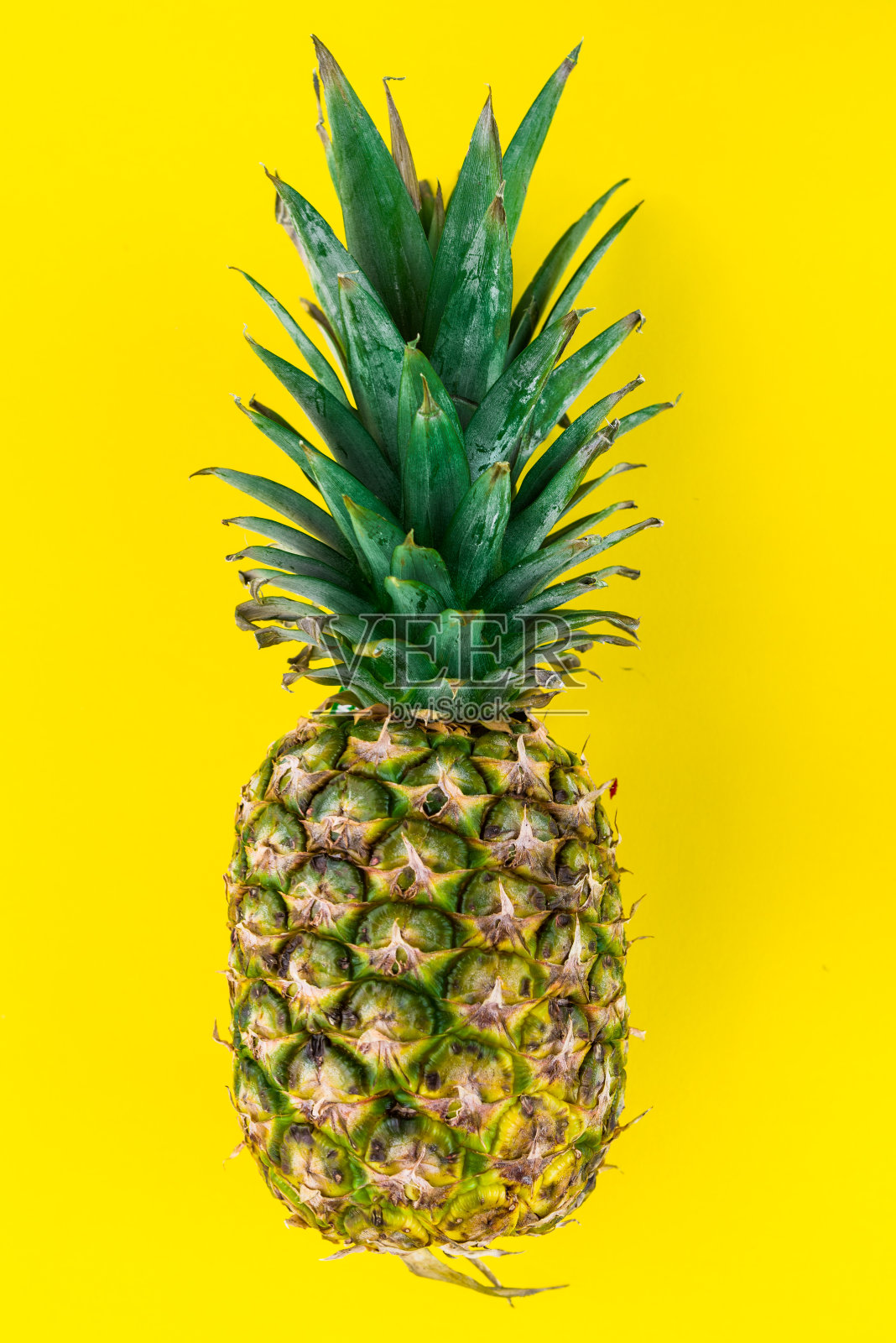 黄色背景上的菠萝照片摄影图片