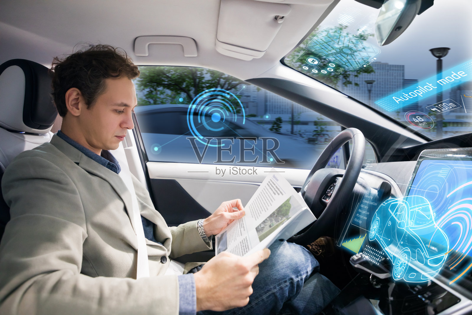 白人司机开着自动驾驶汽车看杂志。自己驾驶车辆。照片摄影图片