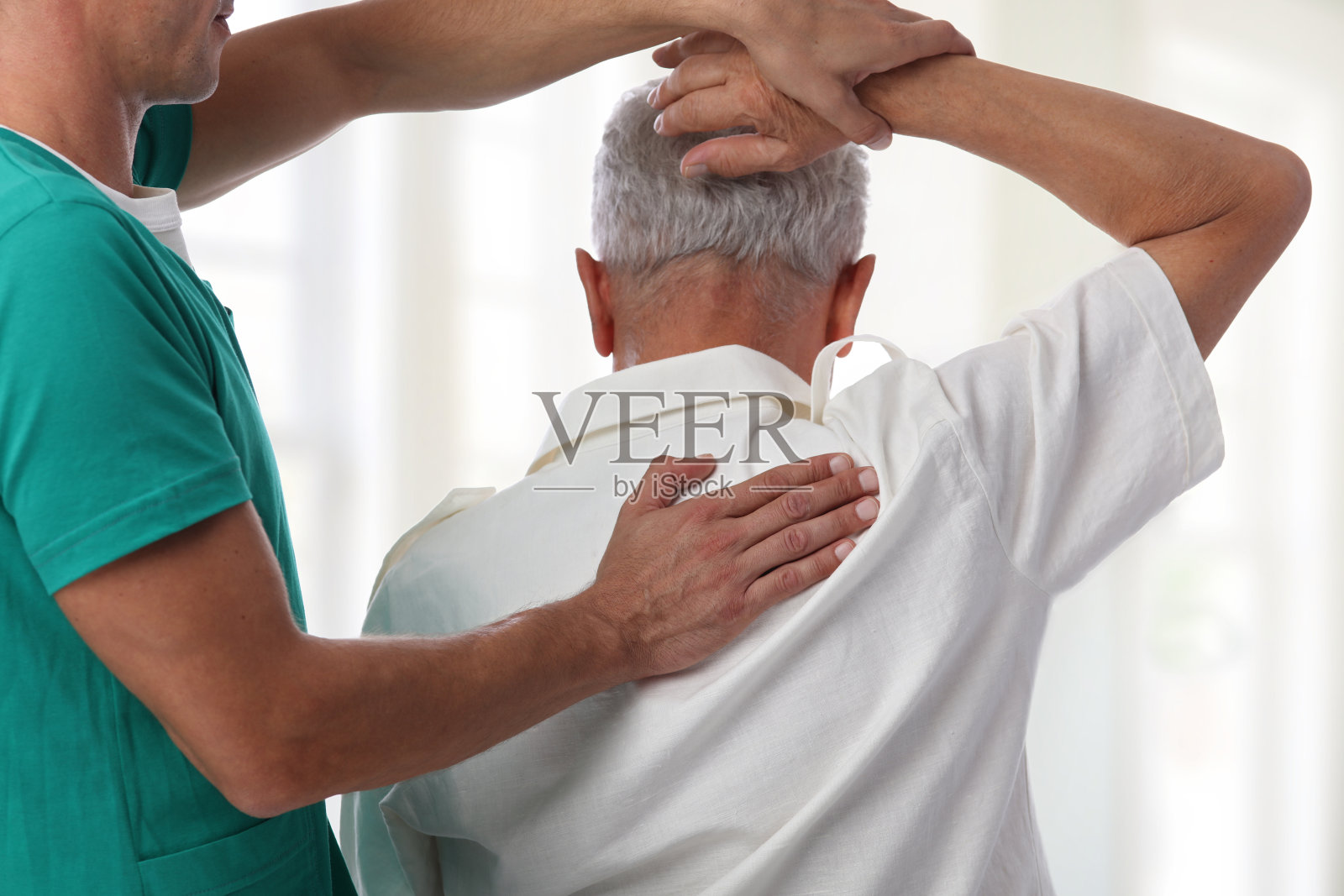 老年人正在进行脊椎矫正。整骨、理疗、止痛概念照片摄影图片