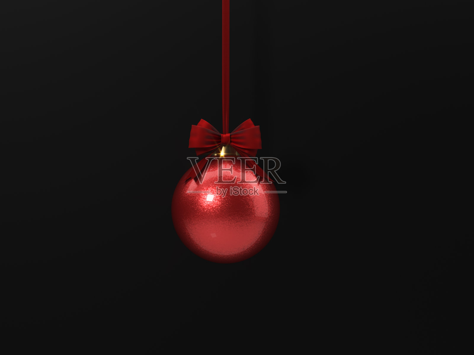 红色圣诞小玩意与红色天鹅绒丝带在黑色的背景照片摄影图片
