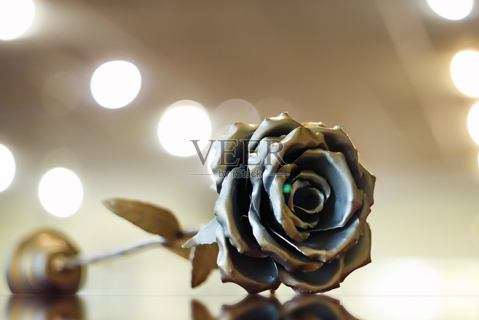 银色金属玫瑰在明亮的背景与美丽温和的散景照片摄影图片