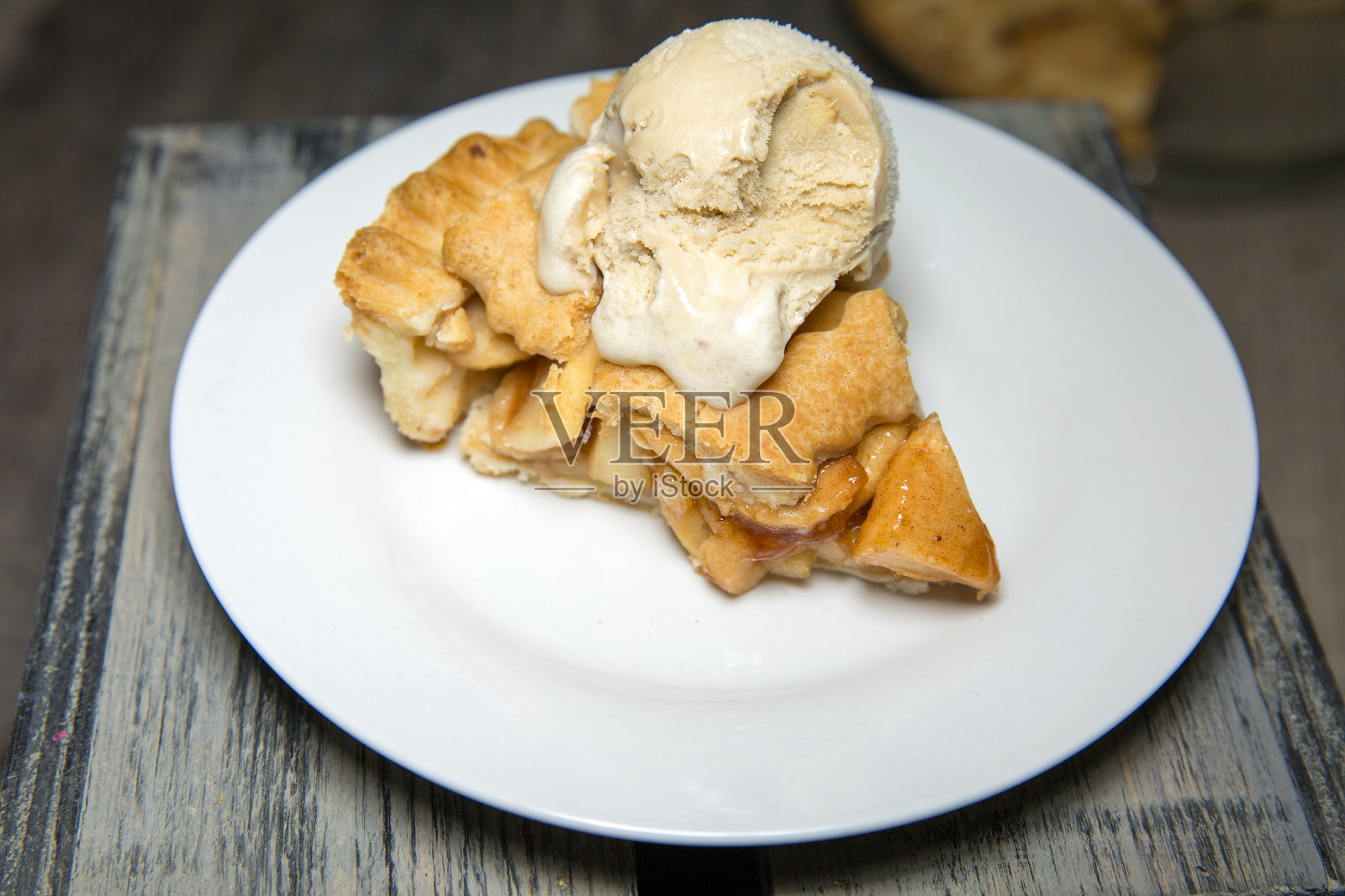 枫核桃冰淇淋上的苹果派甜点照片摄影图片