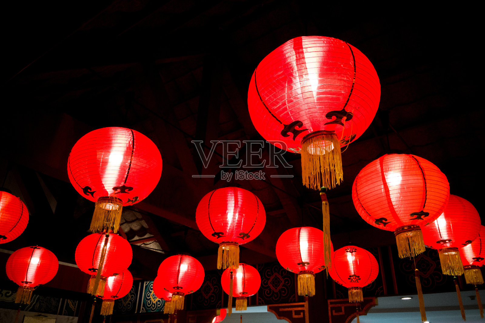 在中国新年期间点亮好运的红灯笼照片摄影图片