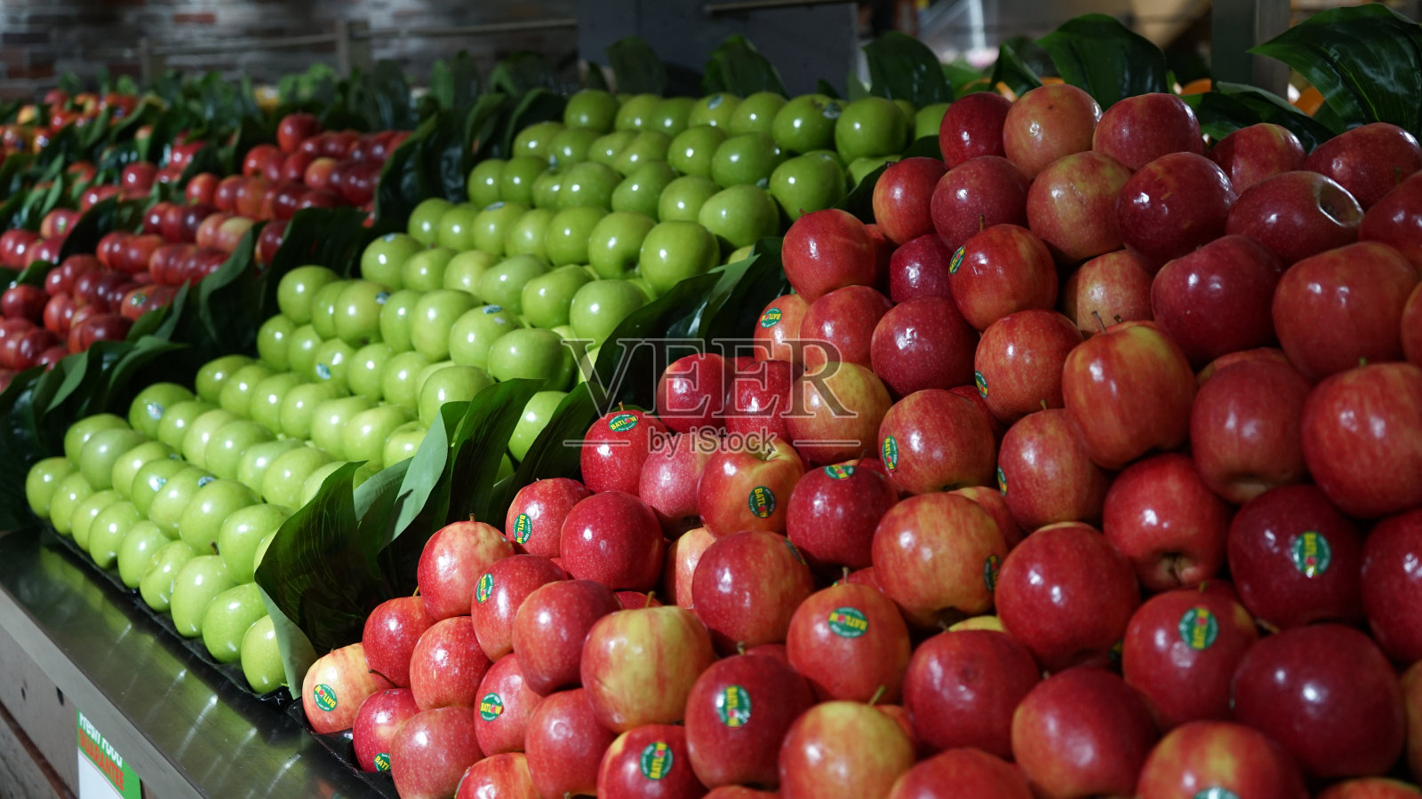 超市的苹果选择区有红的和绿的苹果照片摄影图片