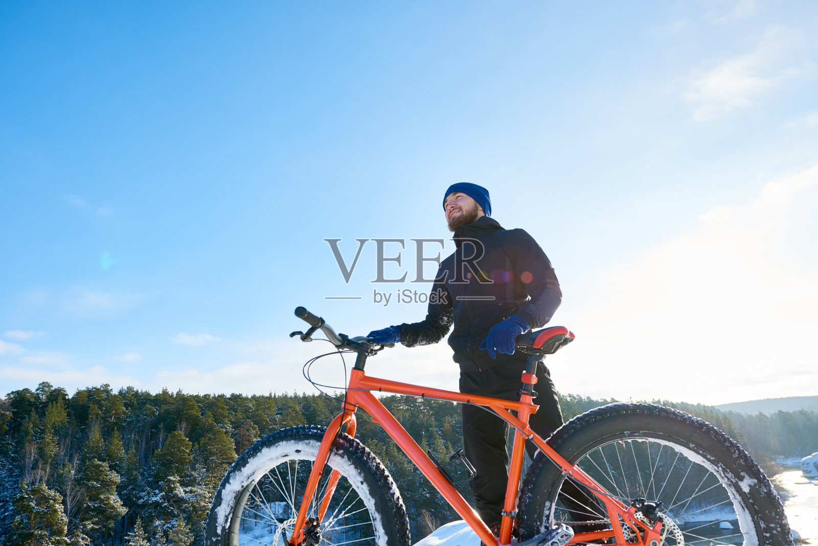 骑自行车的人在思考冬天的自然照片摄影图片