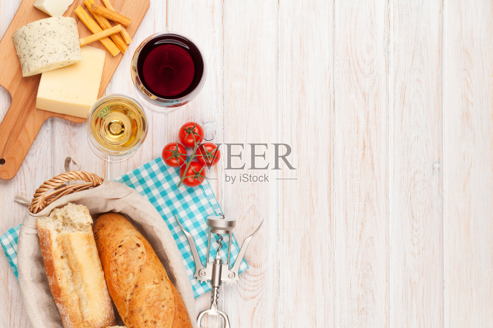 白葡萄酒和红酒，奶酪和面包照片摄影图片