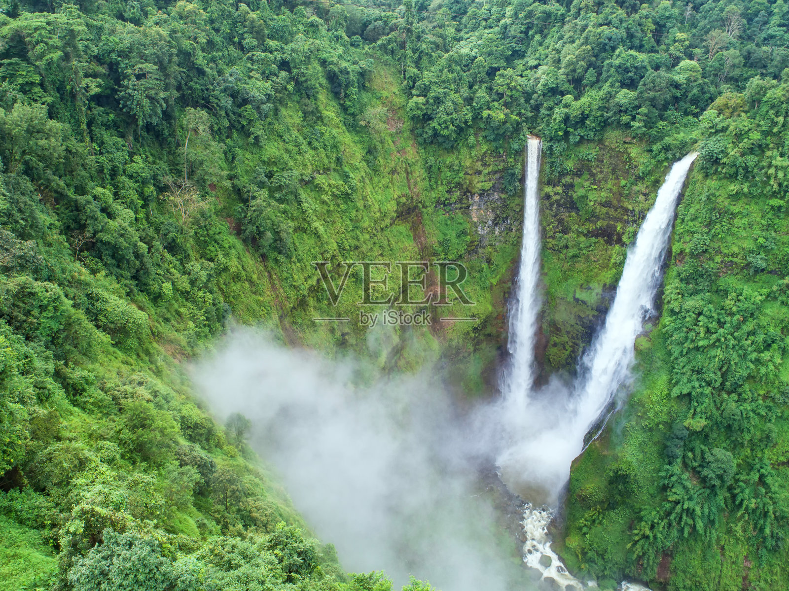 美丽的瀑布。老挝南部的泰德扇瀑布。这是一个参观自然美景的地方。山地森林瀑布景观。俯视图，鸟瞰图，瀑布，令人惊叹的自然背景，雨林照片摄影图片