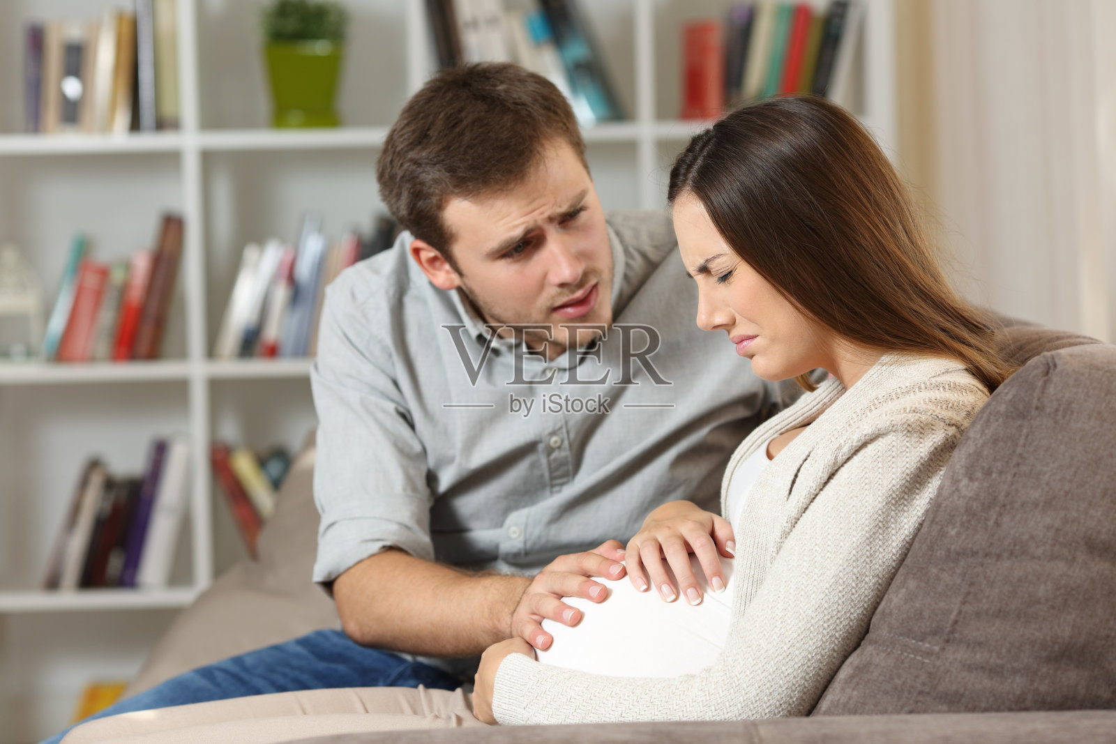 孕妇受苦，丈夫安慰她照片摄影图片