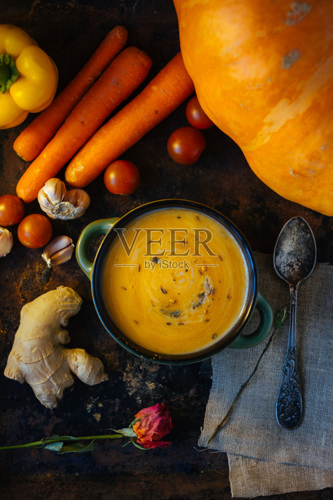俯视图蔬菜奶油汤与生姜。照片摄影图片