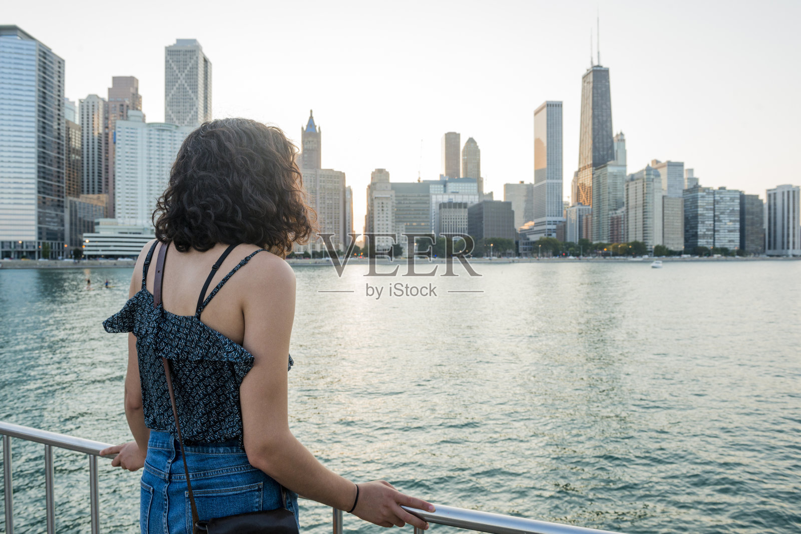 千禧一代西班牙裔女性喜欢看芝加哥的天际线照片摄影图片