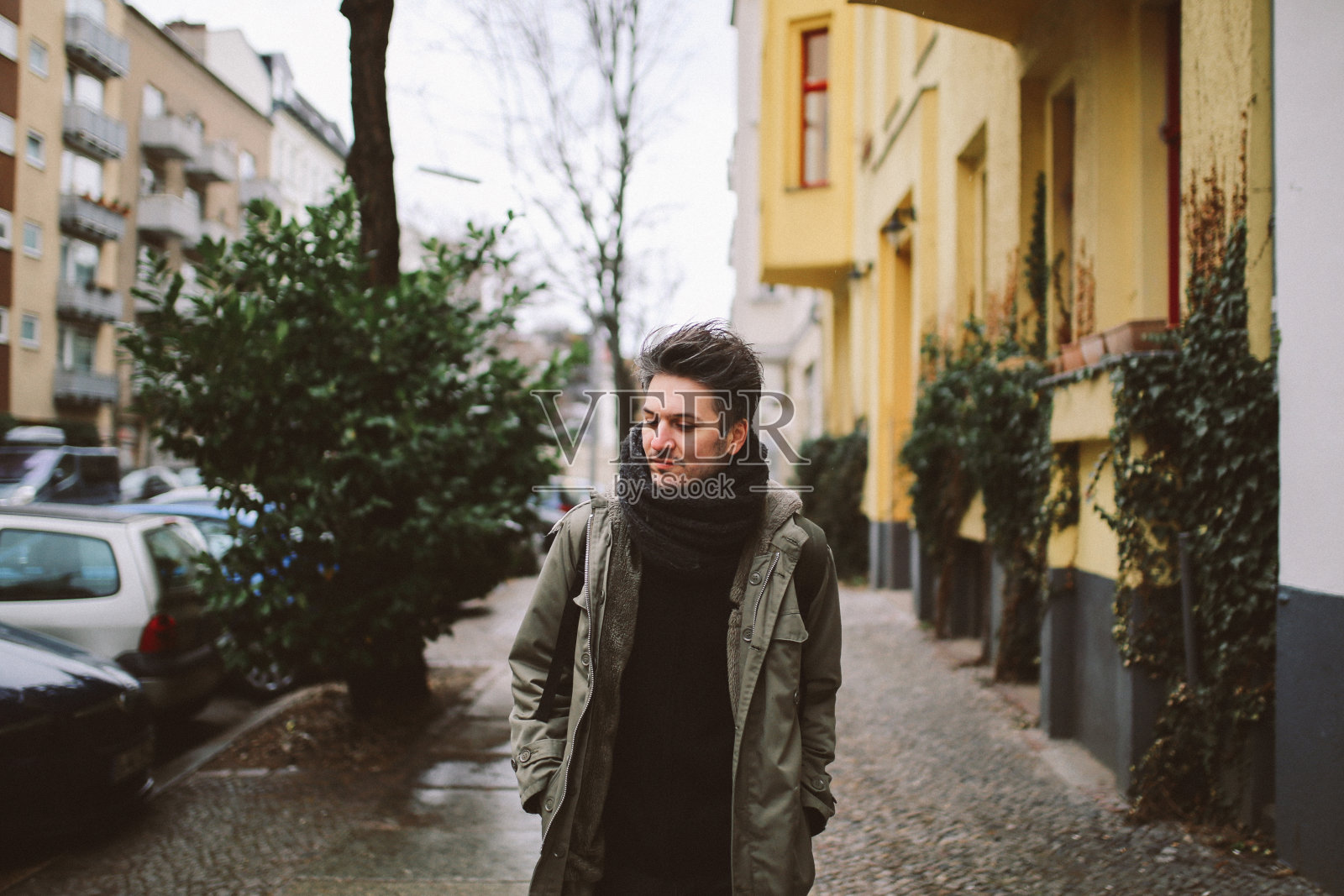 一个年轻人走在柏林照片摄影图片