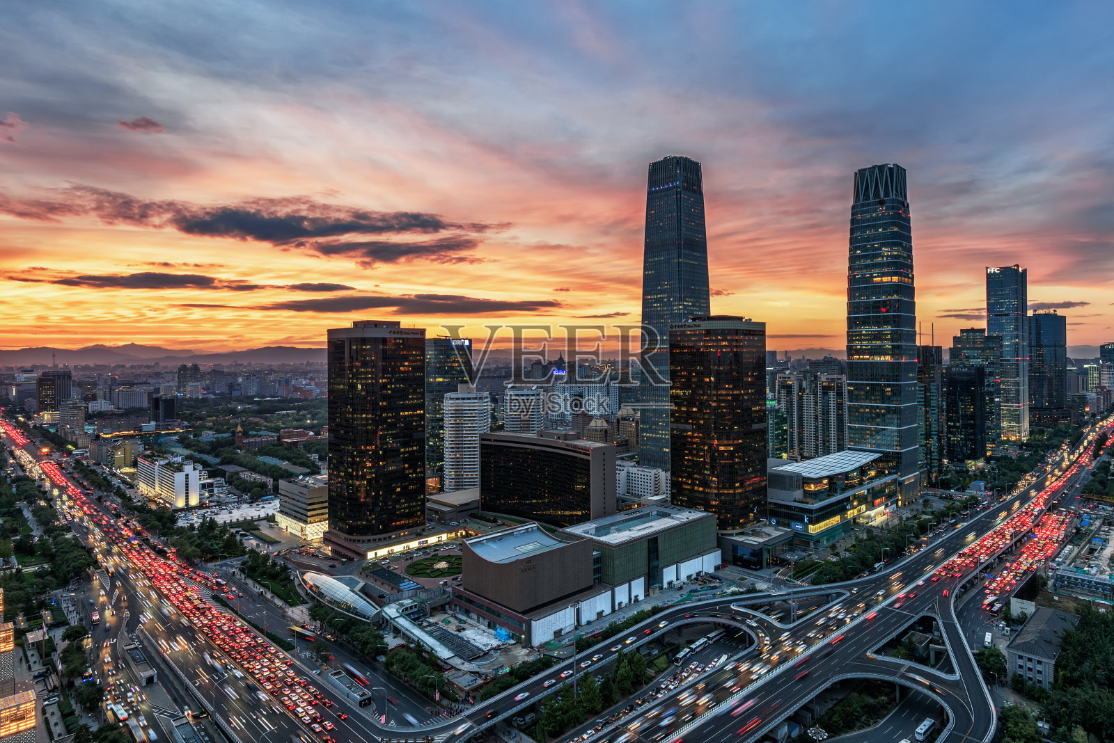 北京CBD天际线夕阳西下，夜幕降临照片摄影图片