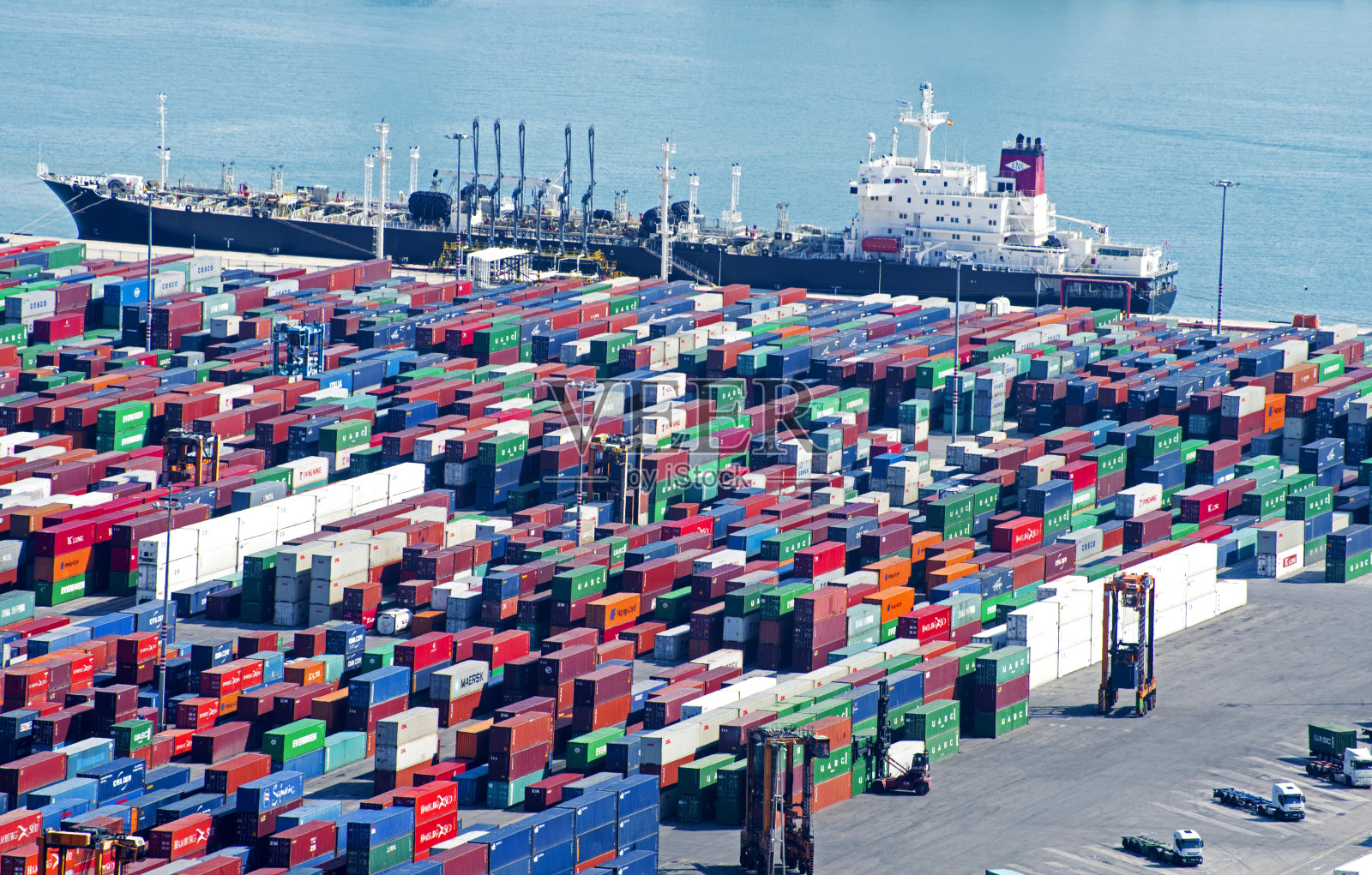鸟瞰图的港口，集装箱和货船在巴塞罗那，西班牙照片摄影图片