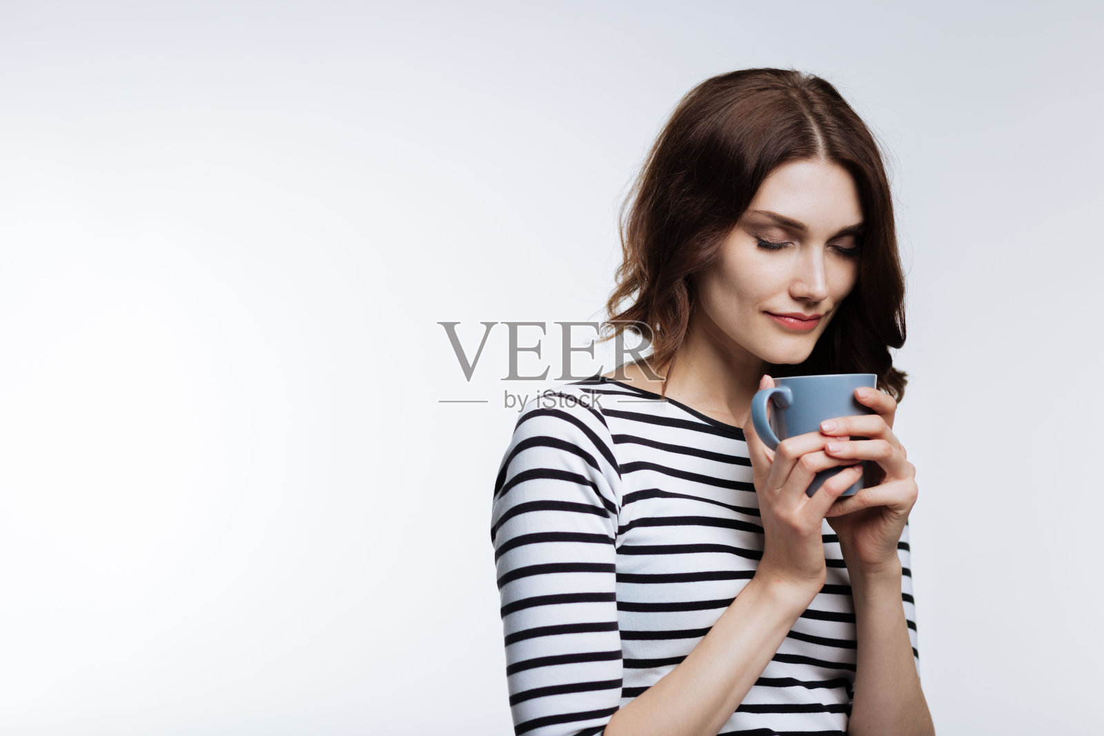 红褐色头发的女人享受着咖啡的香味照片摄影图片