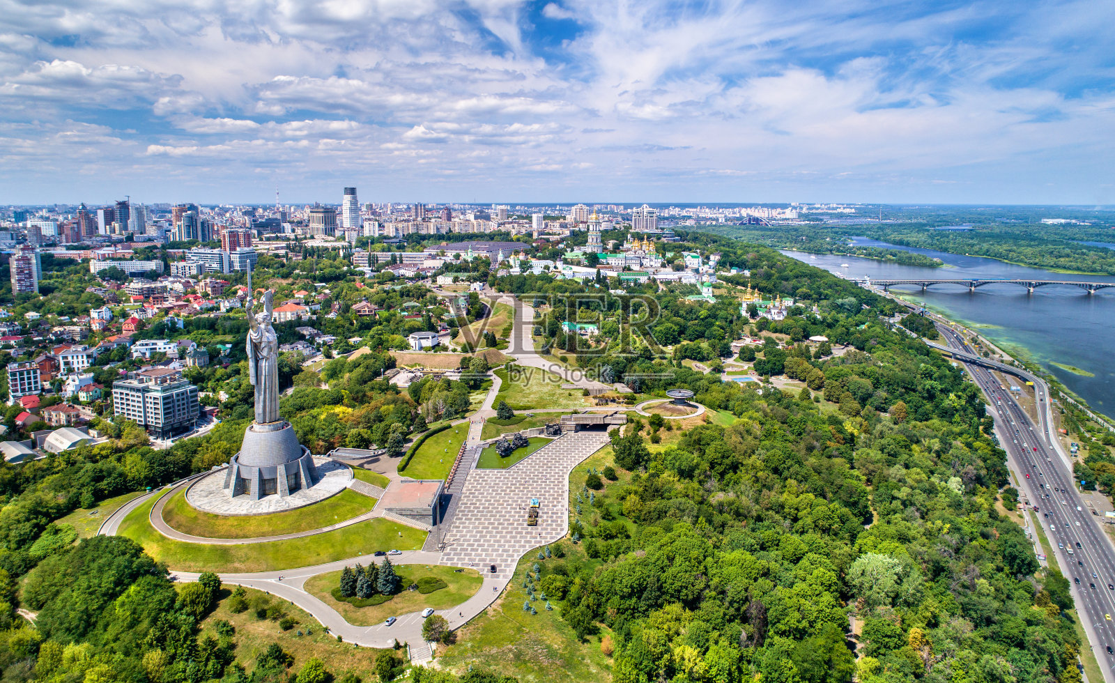 乌克兰基辅的祖国纪念碑和佩切尔斯克拉夫拉的鸟瞰图照片摄影图片