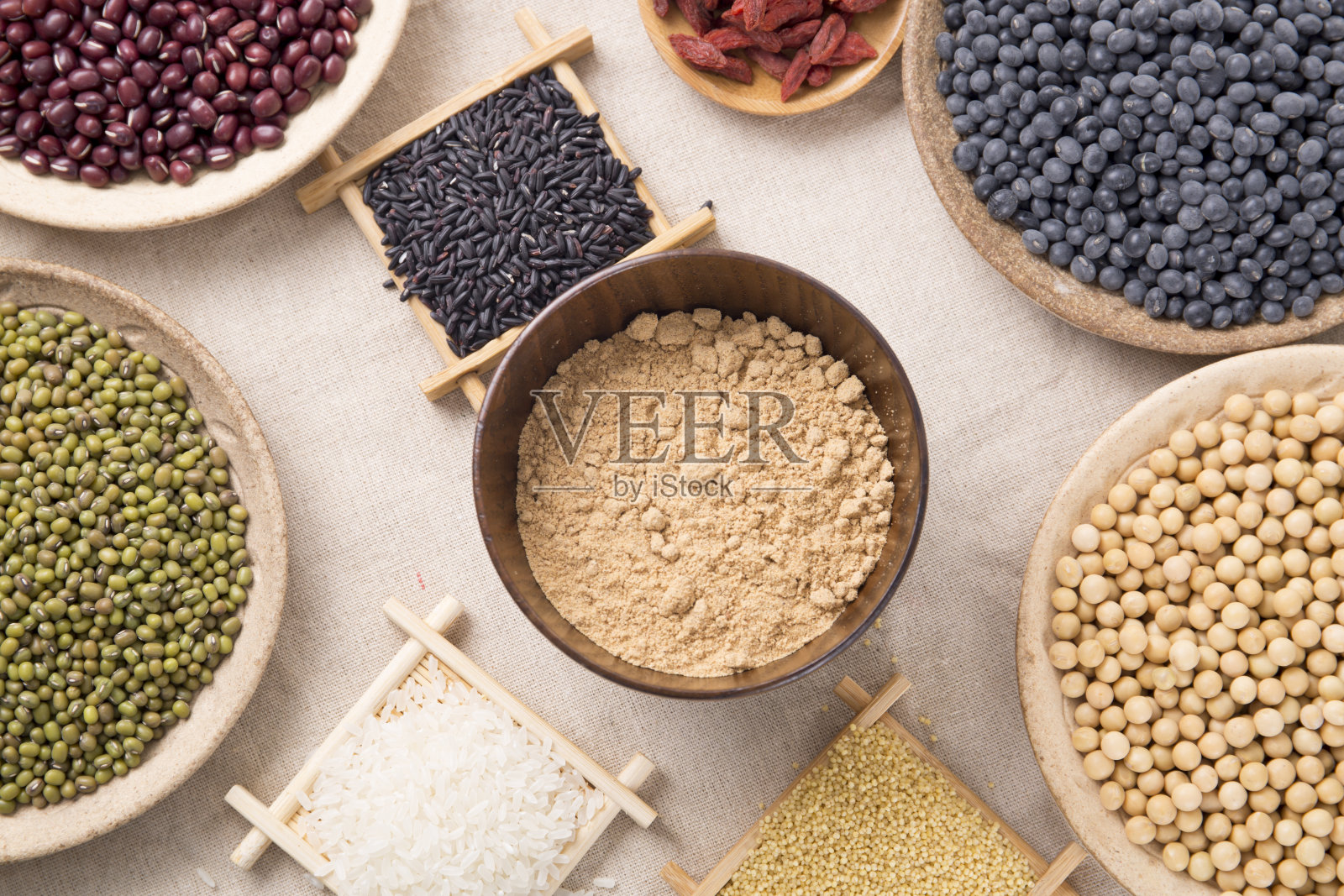 健康饮食。黑米，大米，小米，豆类，枸杞(枸杞)，研磨成某种健康的食物面粉。这是在中国很受欢迎的食物，并被称为五谷芬。照片摄影图片