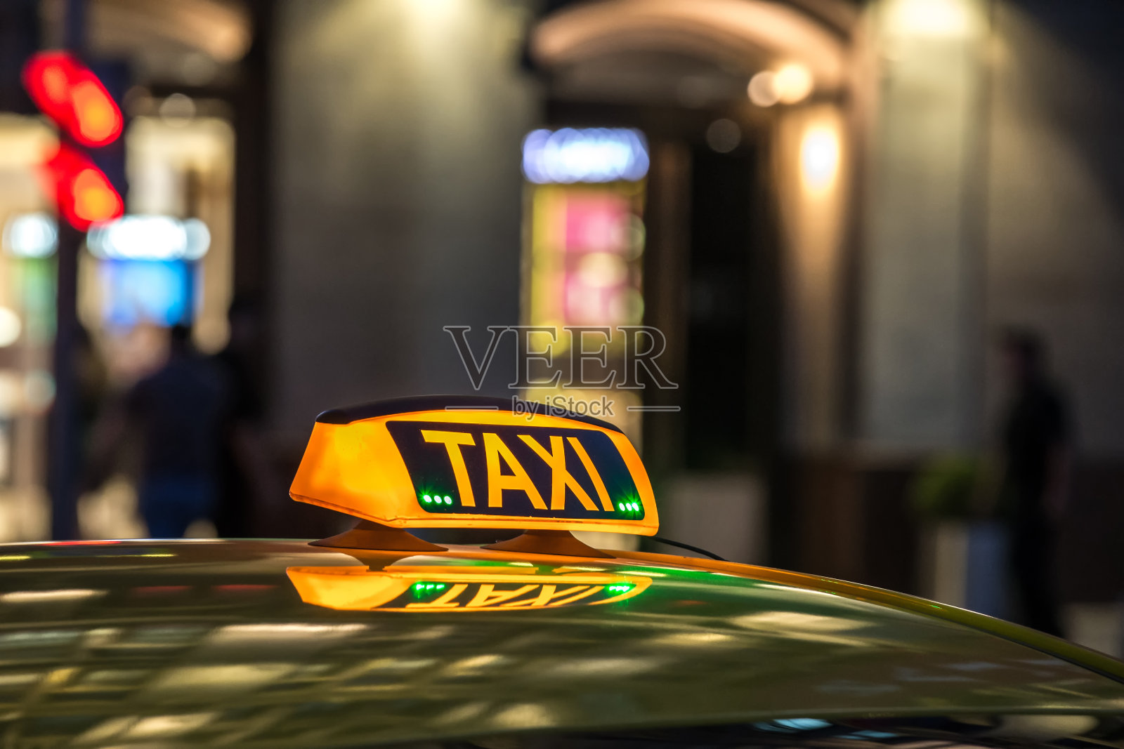 黄色的出租车标志在大都市的夜晚照片摄影图片
