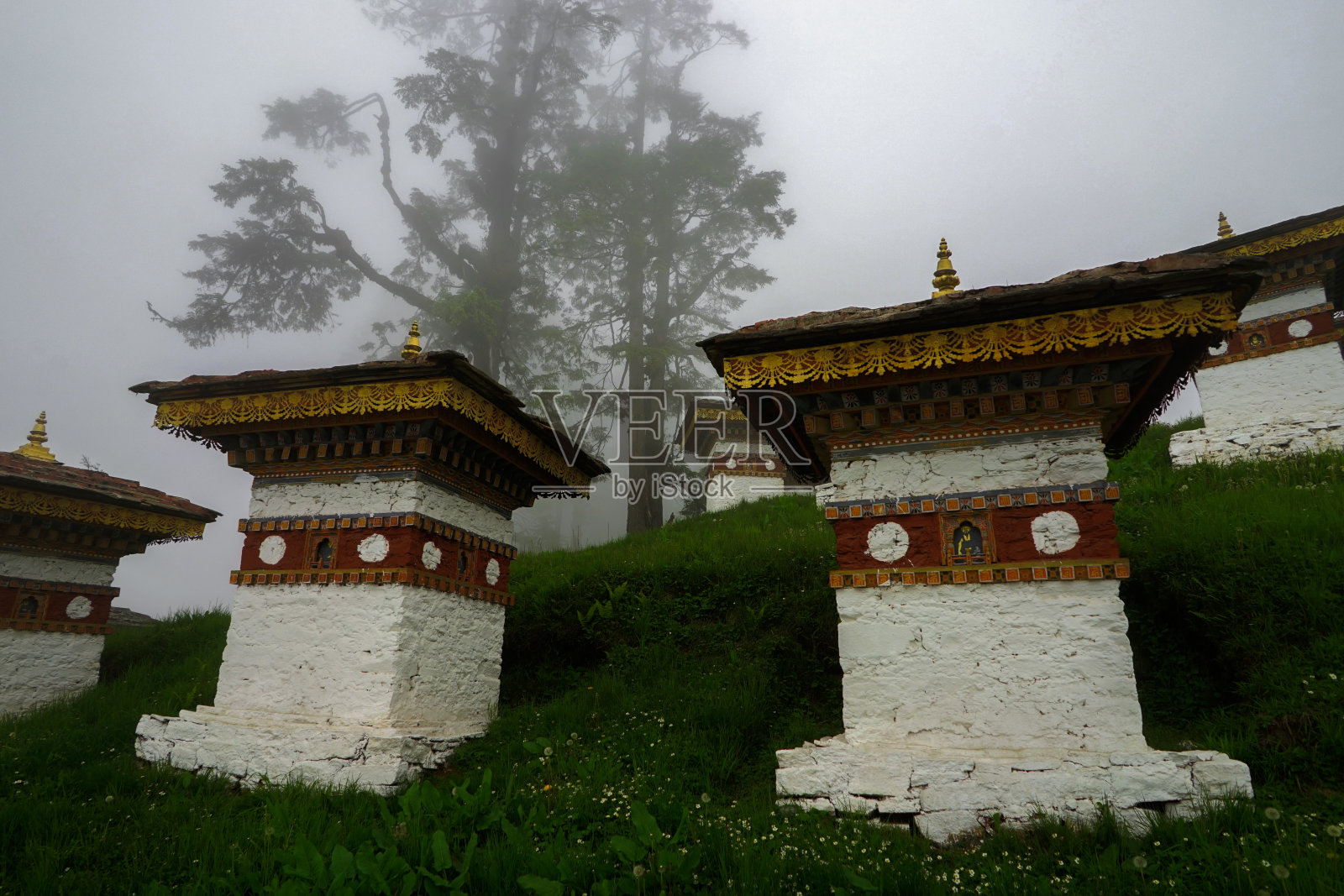 多丘拉穿过不丹喜马拉雅山脉照片摄影图片