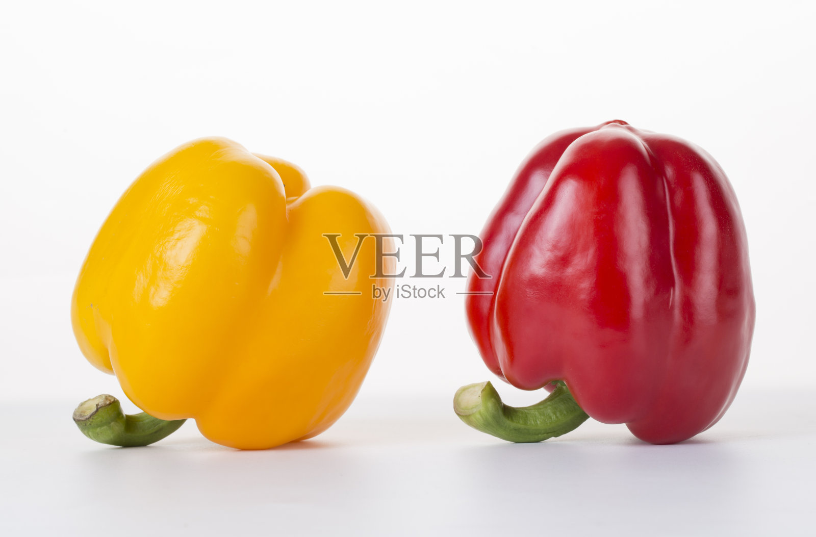 新鲜的红黄青椒，白底。照片摄影图片