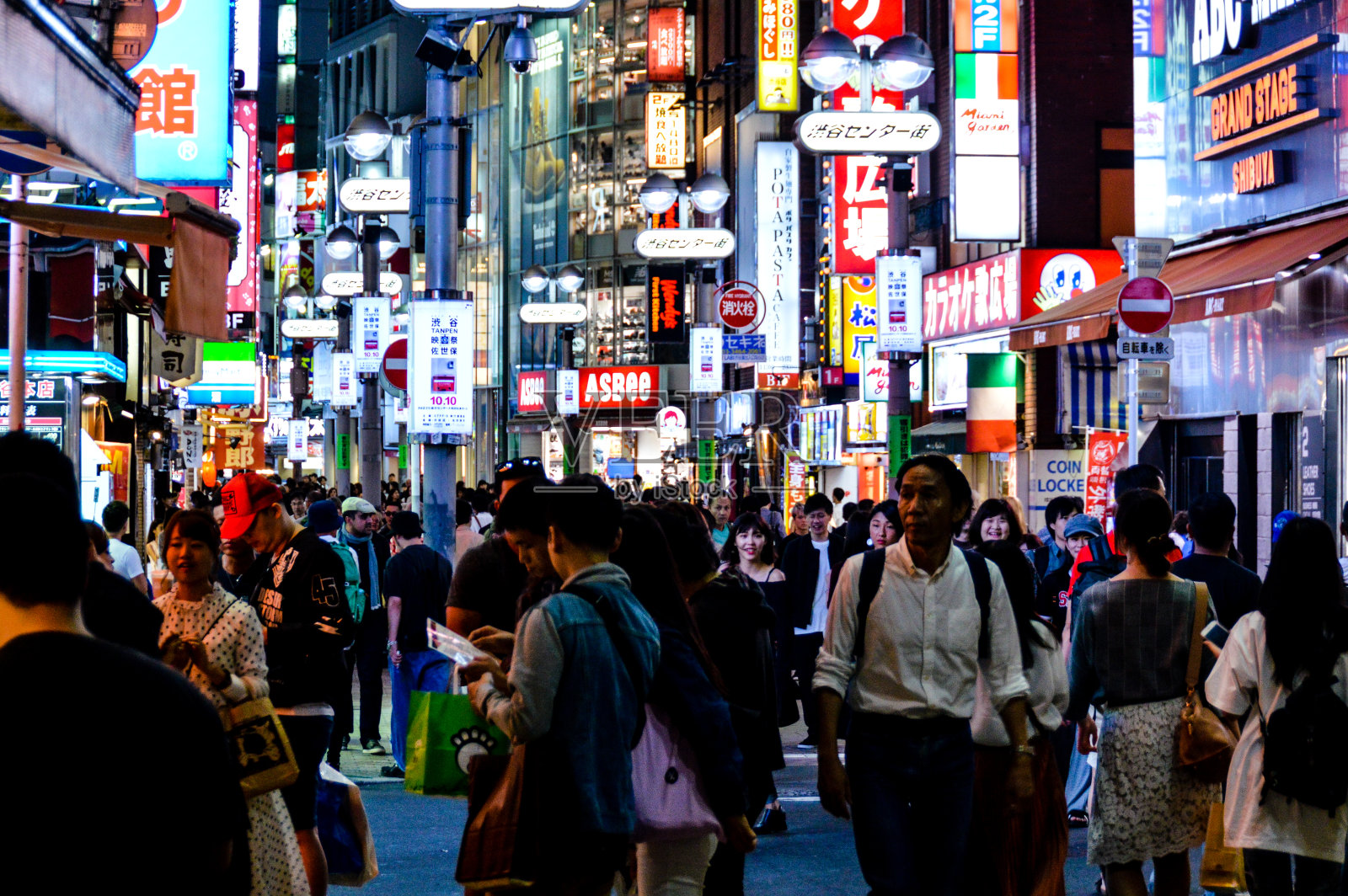 东京街景-新宿夜景照片摄影图片