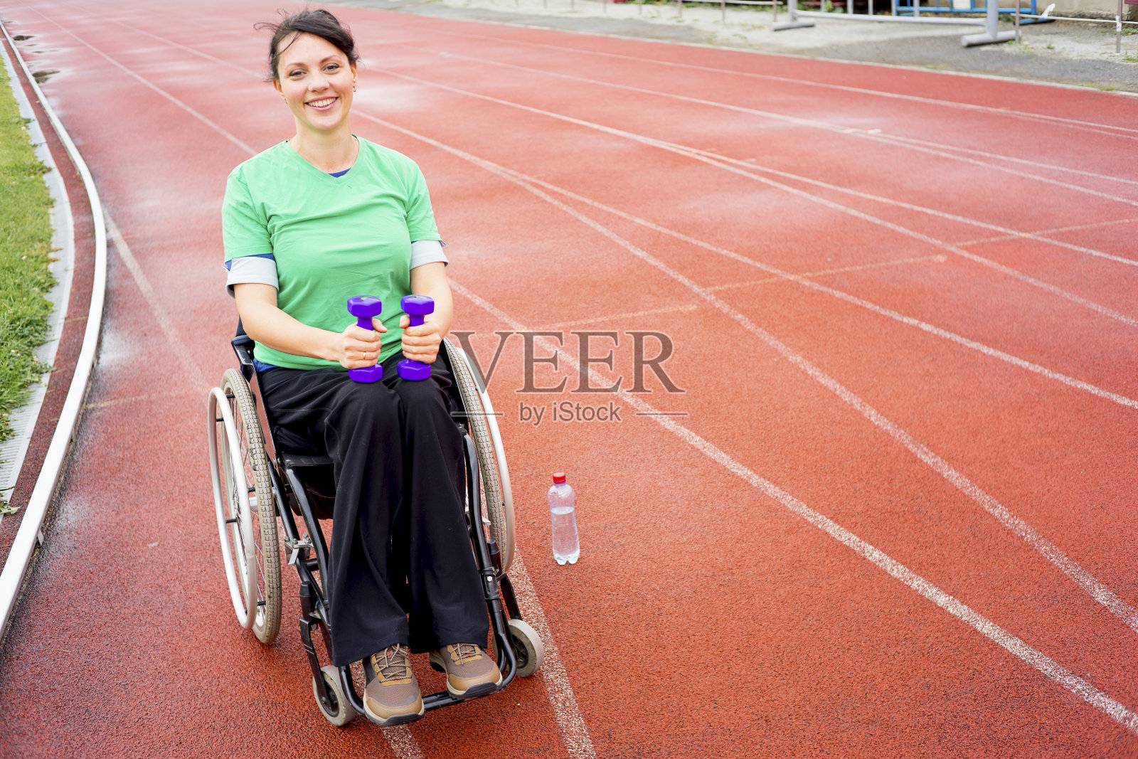 一个残疾女孩在体育场照片摄影图片