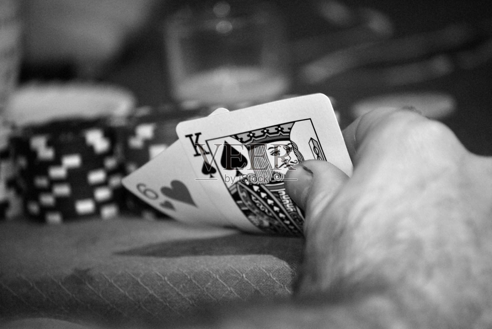 手里拿着两张扑克牌的男人照片摄影图片