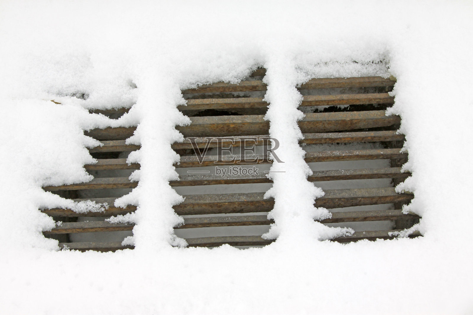 水上的金属覆盖在雪中，特写照片照片摄影图片