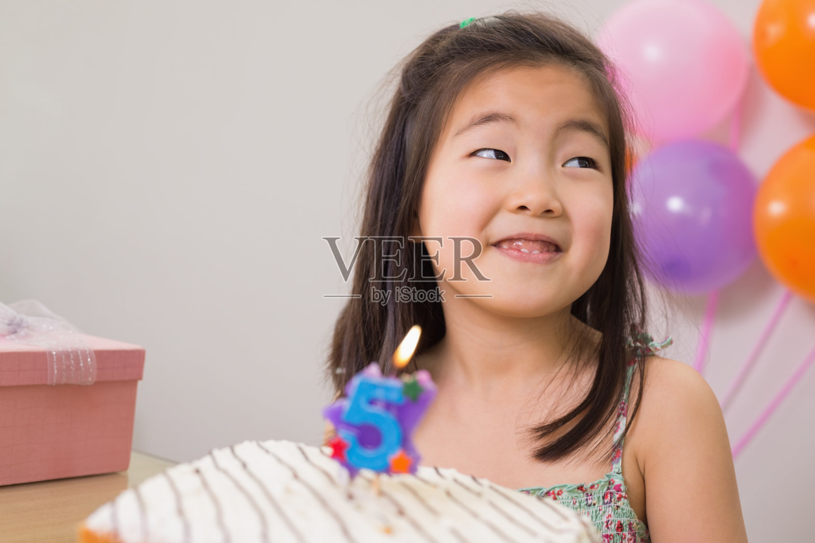 可爱的小女孩在她的生日聚会上吃蛋糕照片摄影图片
