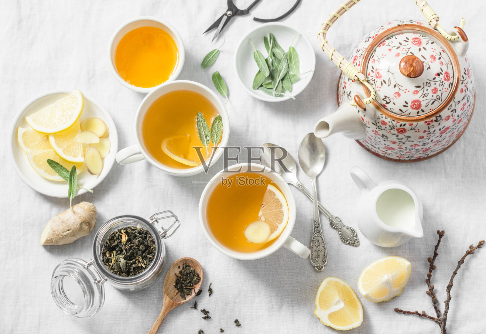 柠檬，生姜，鼠尾草的绿茶背景，俯视图。健康排毒饮料。茶道照片摄影图片