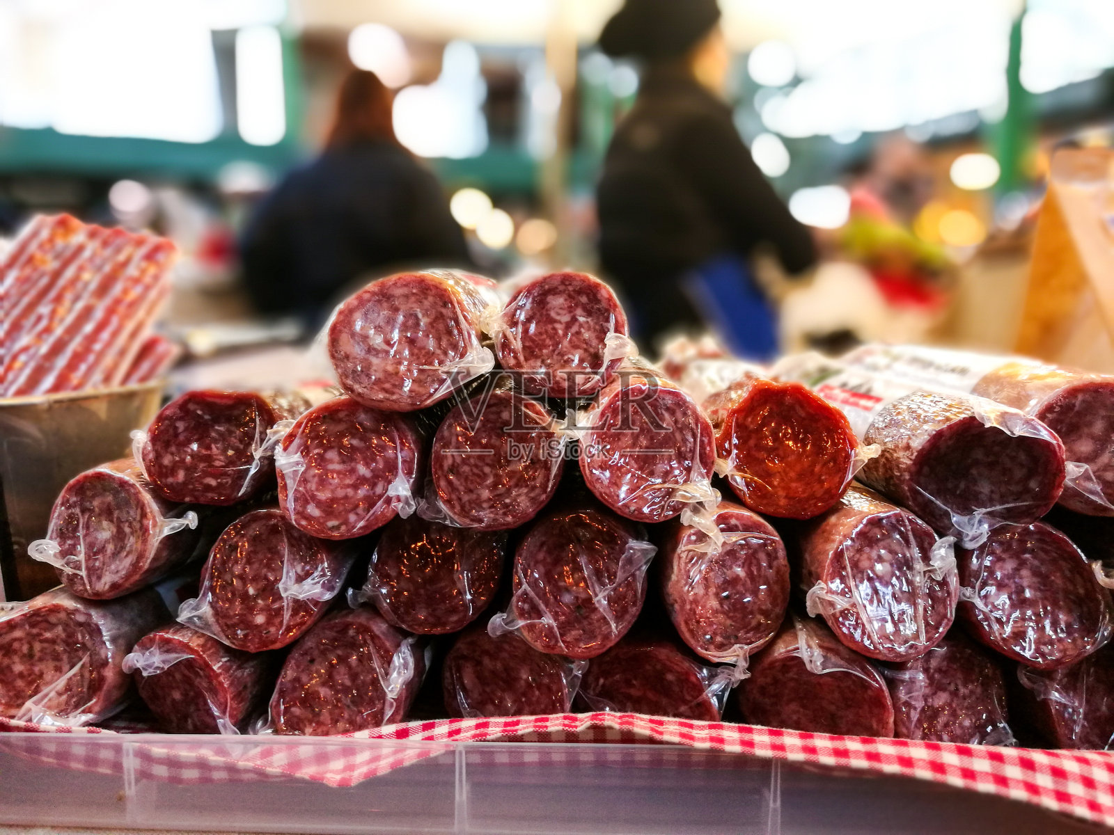 食品市场上的一堆熏香肠肉香肠照片摄影图片