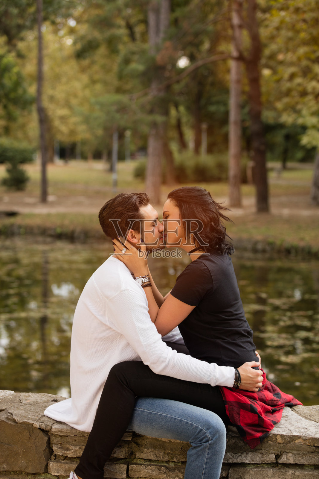 夫妇在爱。接吻的夫妇。照片摄影图片