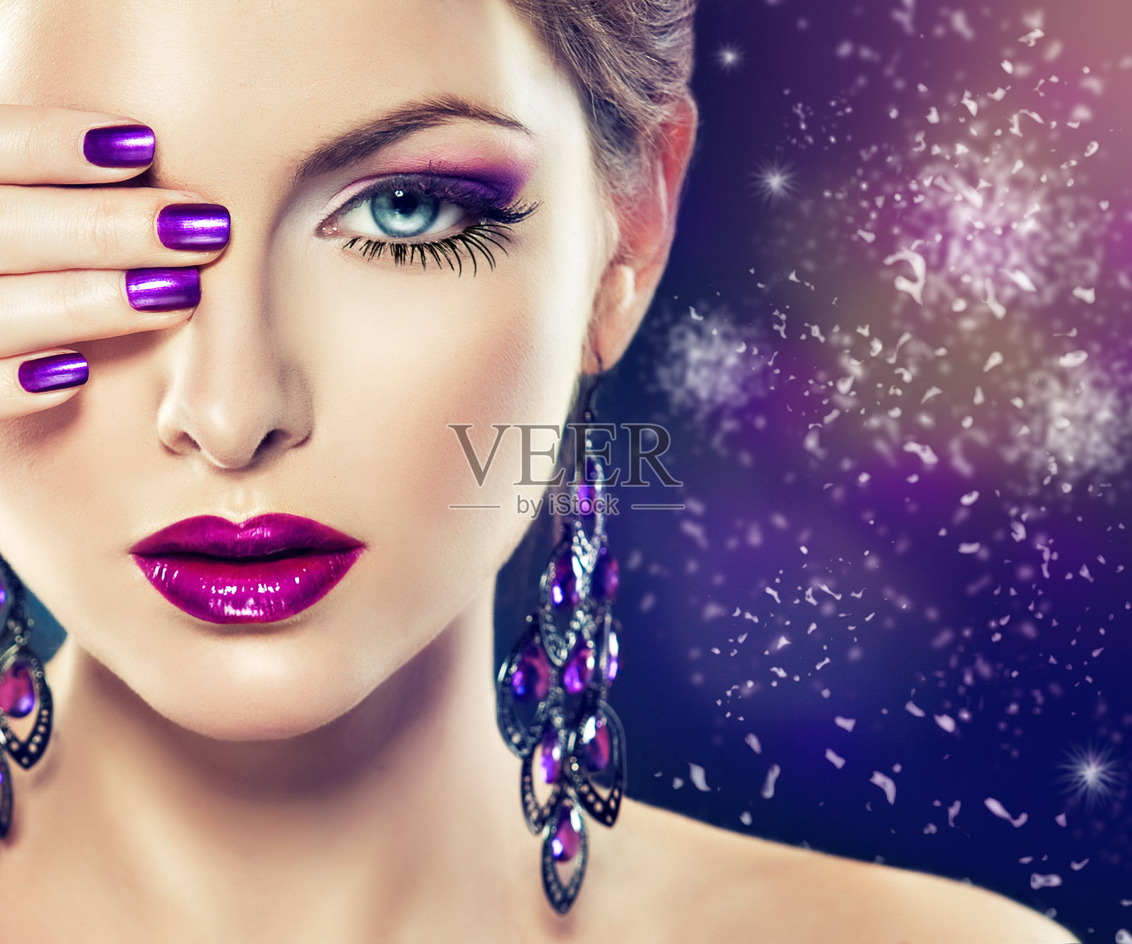 明亮时尚的紫色彩妆，在模特脸上吸引人。照片摄影图片