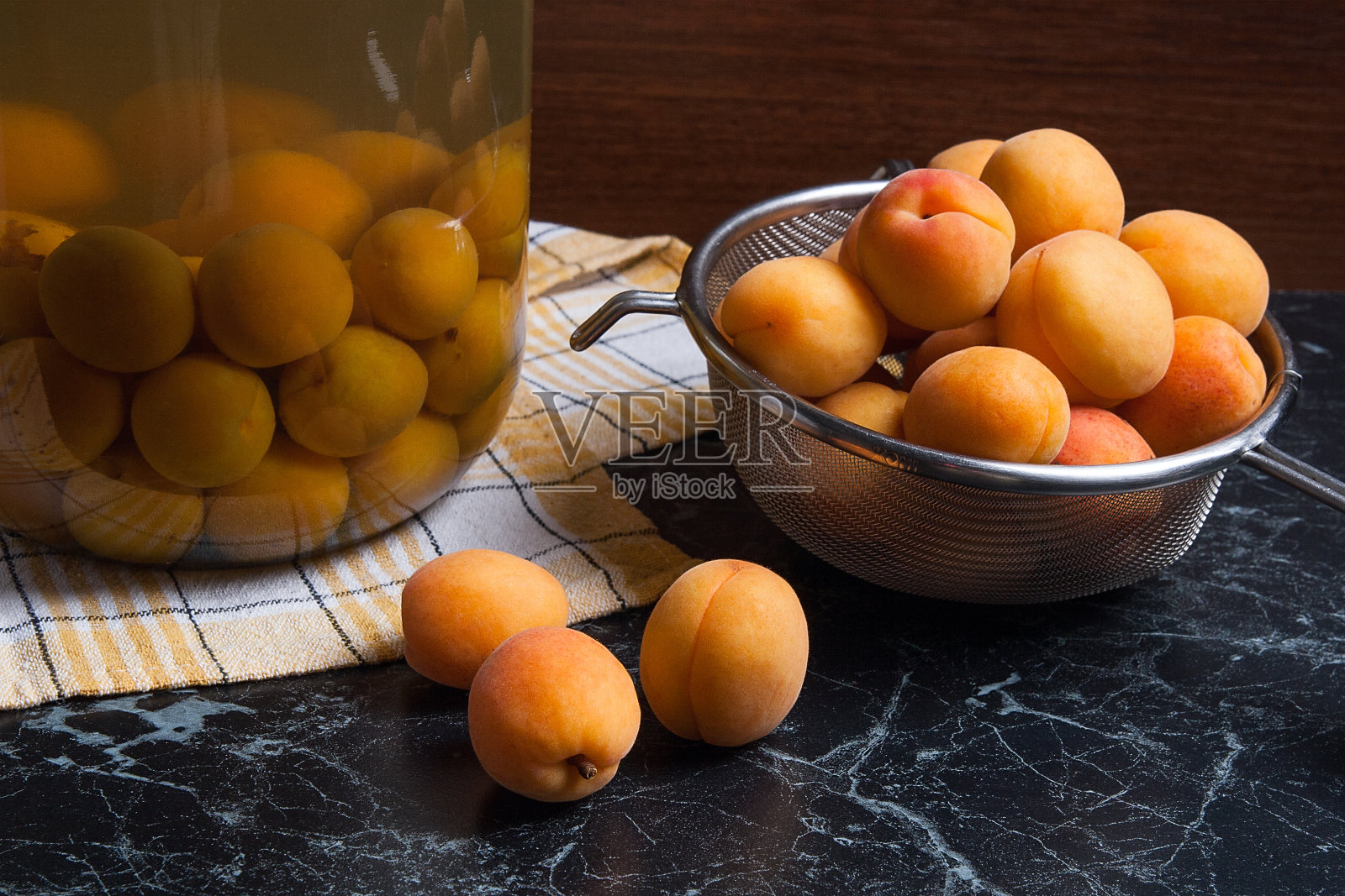 新鲜的有机收获杏子在钢滤锅照片摄影图片