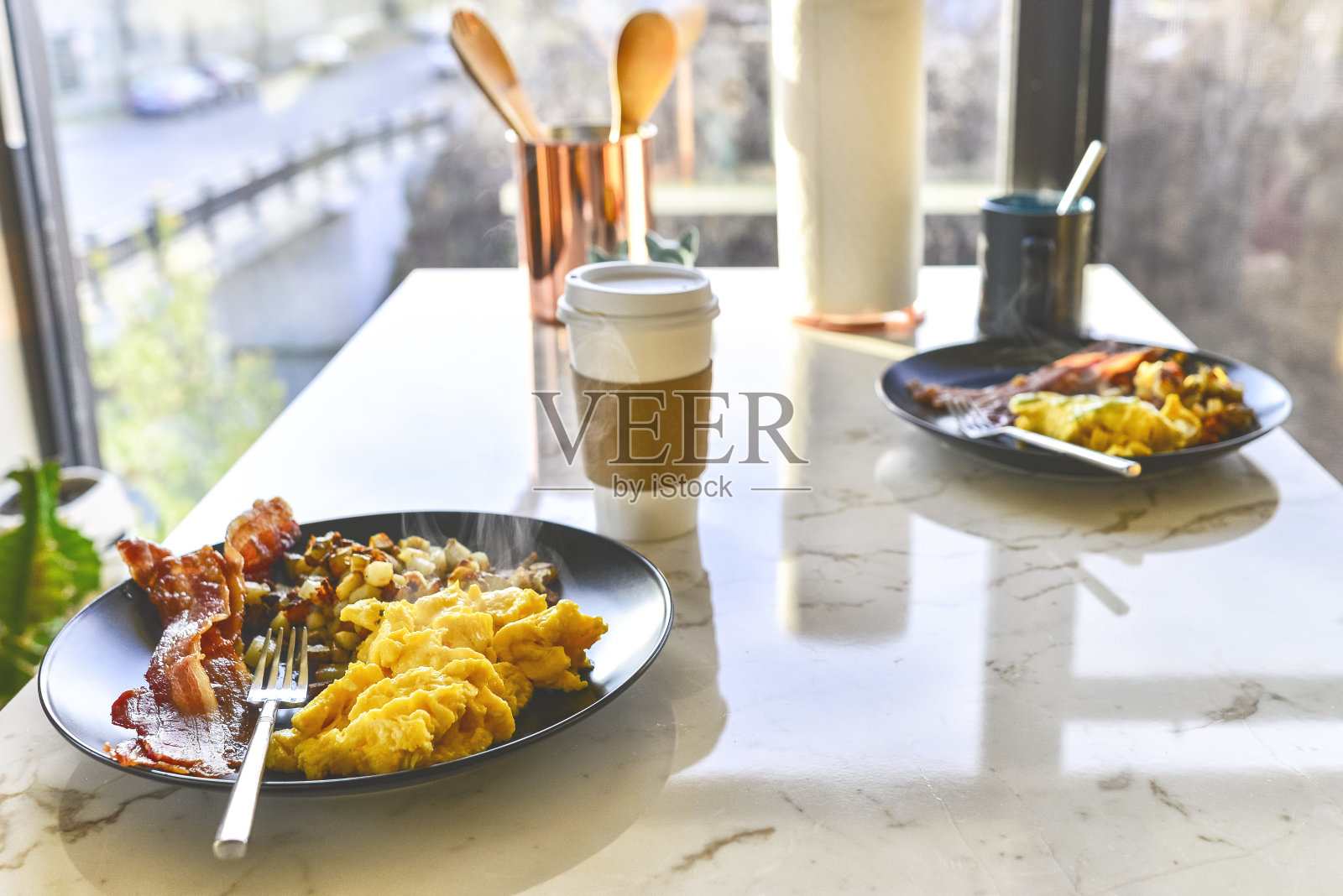 大理石桌上的早餐和咖啡照片摄影图片