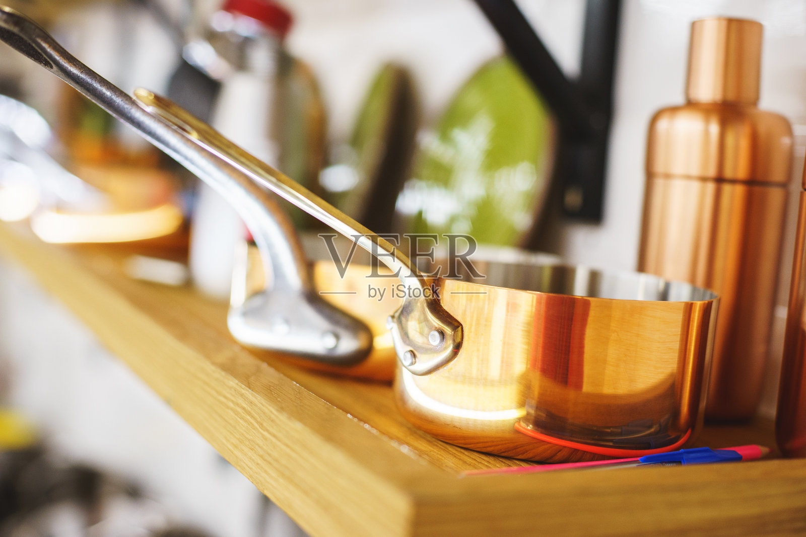 经典的铜炊具烹饪，铜壶和桶。柔和的对焦和美丽的散景。照片摄影图片