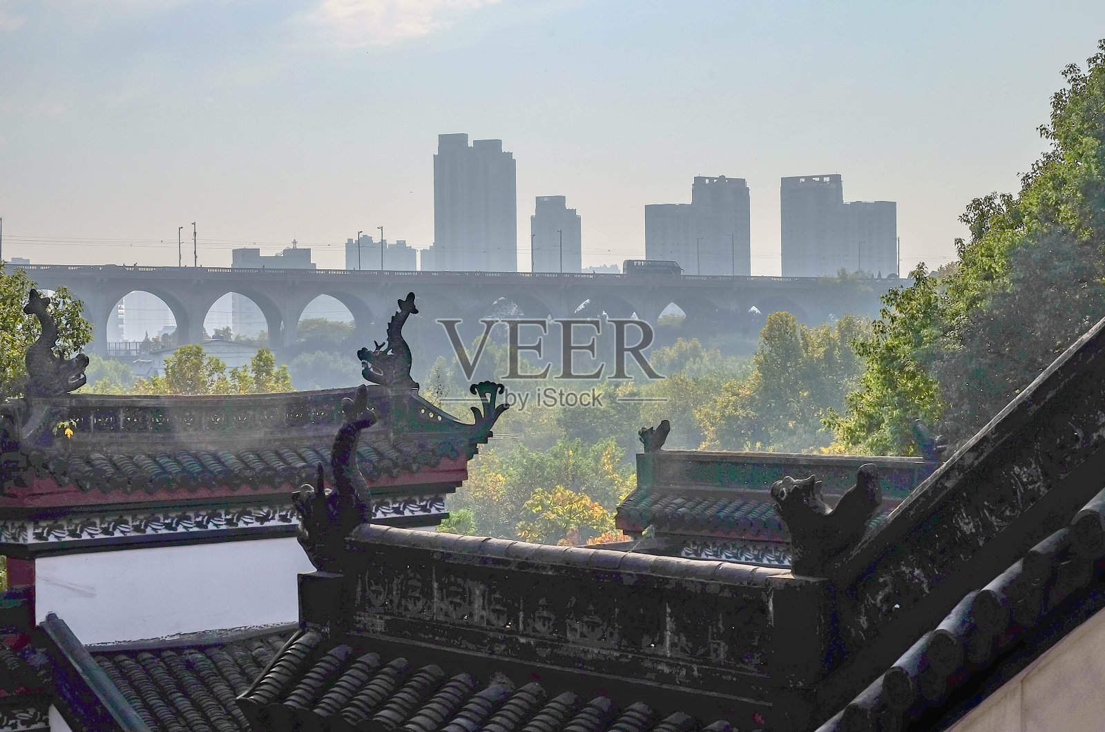 从中国的湖北省武汉到古老的宫殿可以看到双层桥在武汉长江照片摄影图片