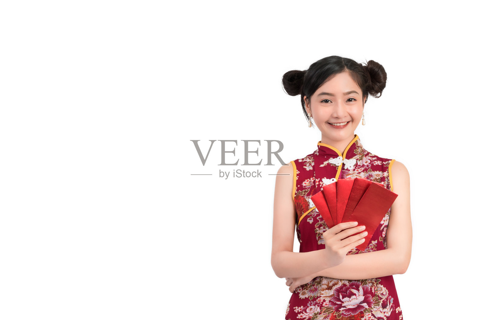 亚洲妇女穿着中国服装拿红包或旗袍，旗袍微笑在中国新年白色孤立的背景和复制空间照片摄影图片