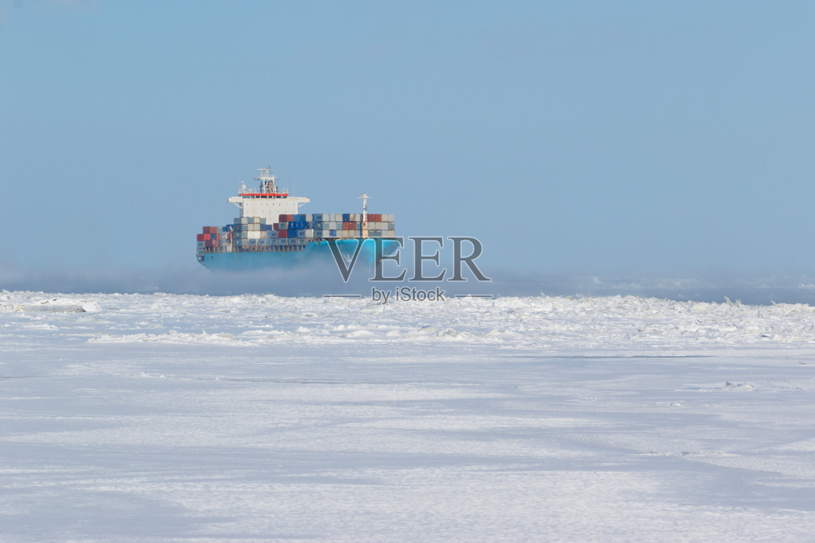 冰冷的水域上的集装箱船照片摄影图片