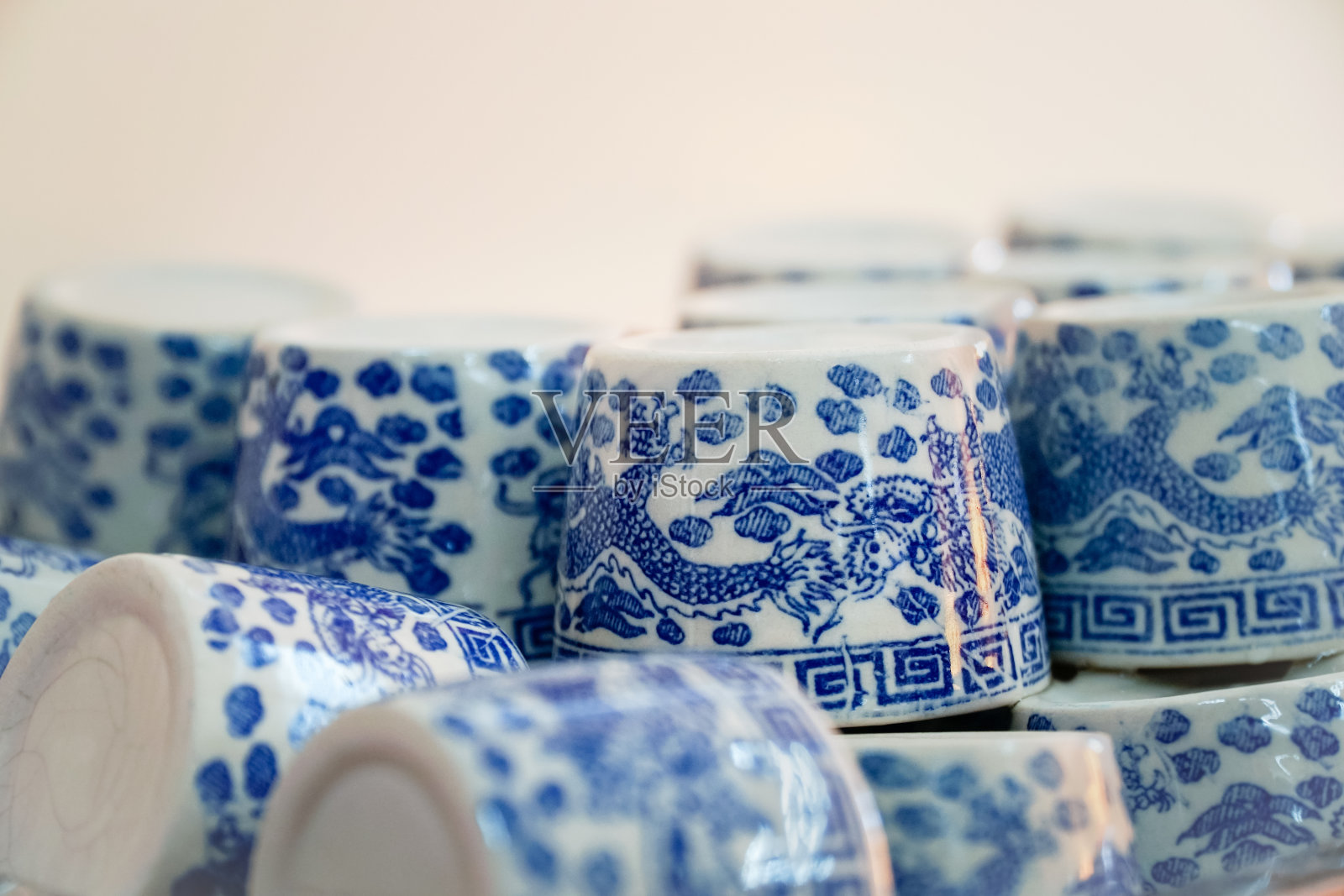 一排排的中国传统陶瓷茶杯照片摄影图片
