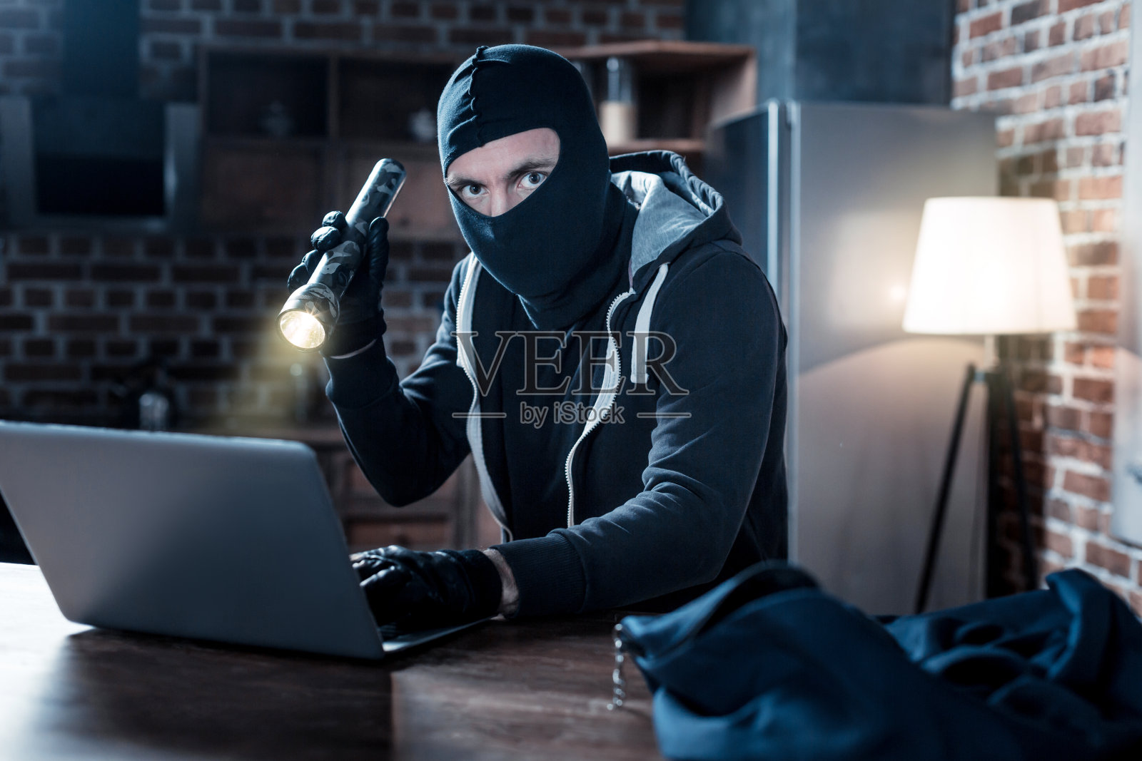 蒙面黑客在夜间进行网络攻击照片摄影图片