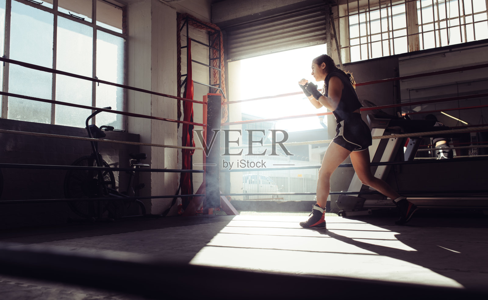 在拳击场内训练的女拳击手照片摄影图片