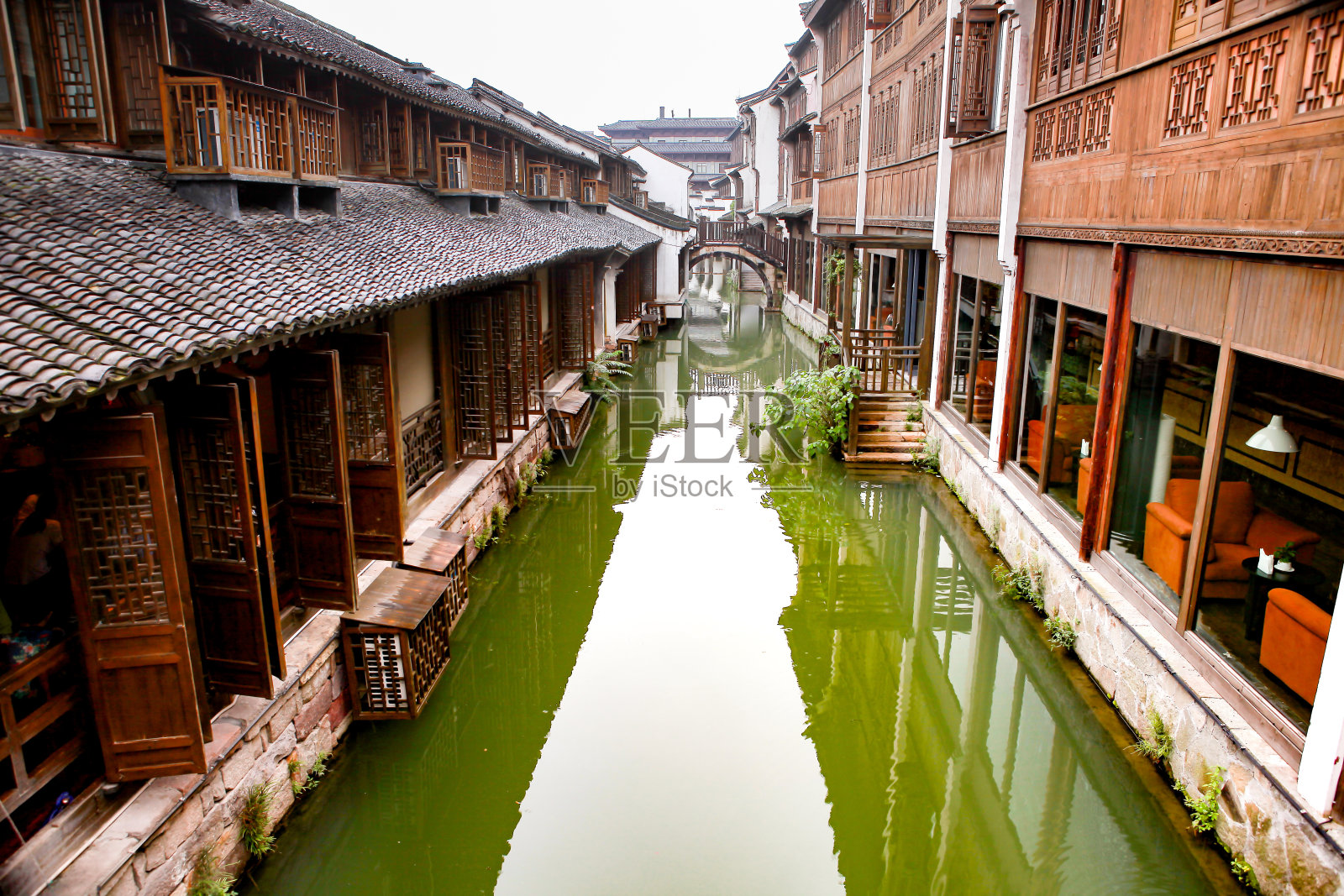 中国乌镇，湖边的中国村舍照片摄影图片