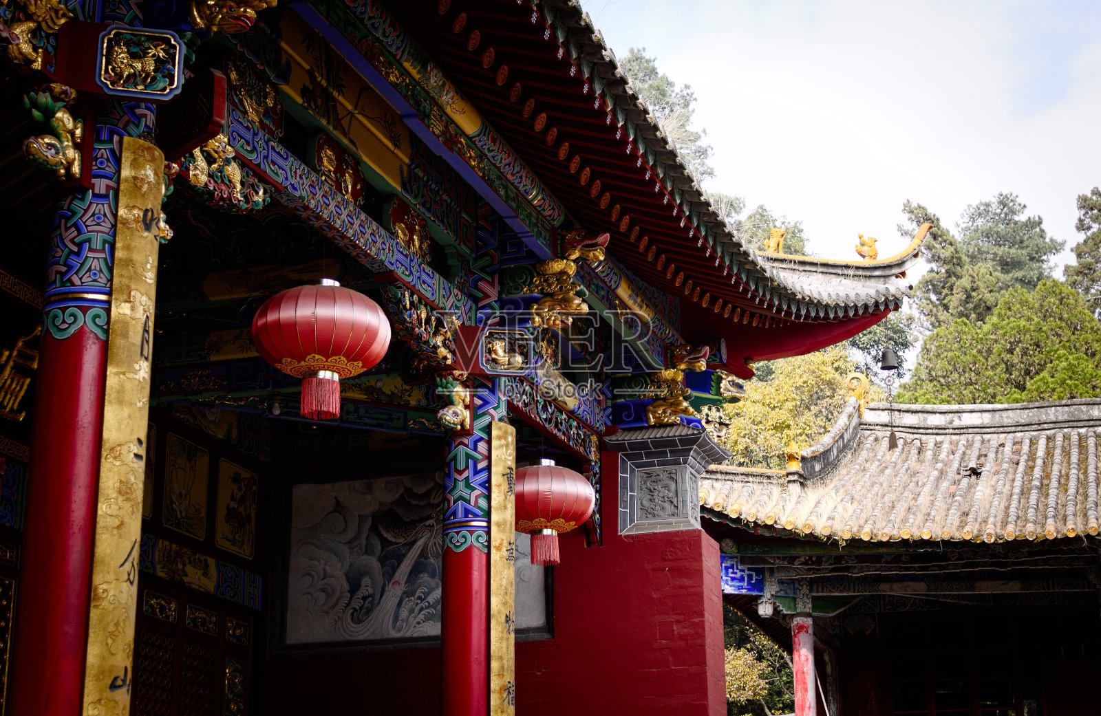 自然中的中国寺庙细节(中国云南昆明)照片摄影图片