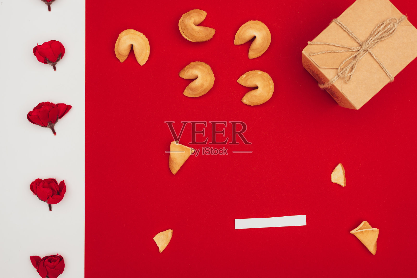 顶视图的中国幸运饼干与鲜花和礼盒，中国新年的概念照片摄影图片