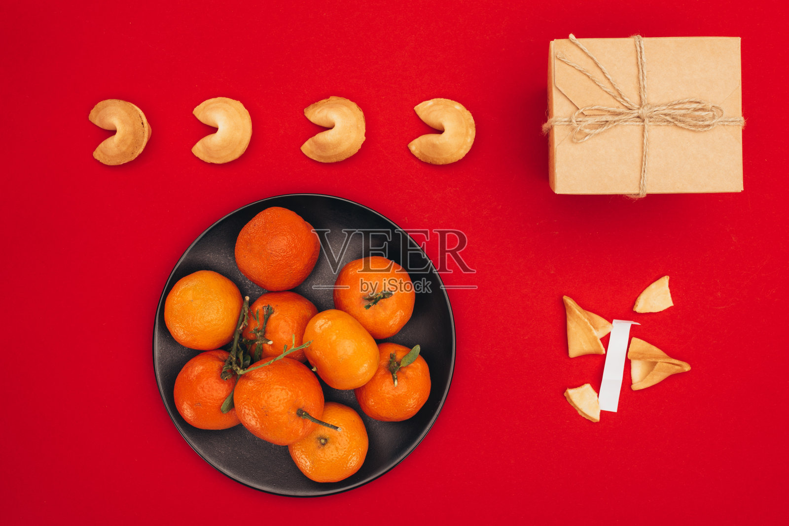俯视图的中国幸运饼干和橘子在红色的表面作为中国新年的组成照片摄影图片