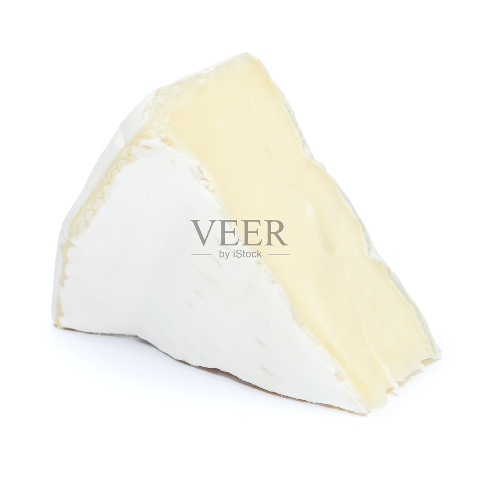 一片布里干酪或camambert奶酪在白色的背景上照片摄影图片