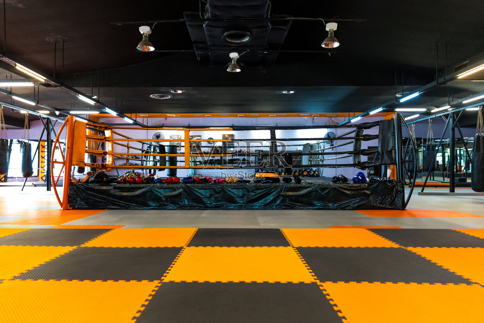 全新的现代拳击俱乐部在曼谷-泰国照片摄影图片